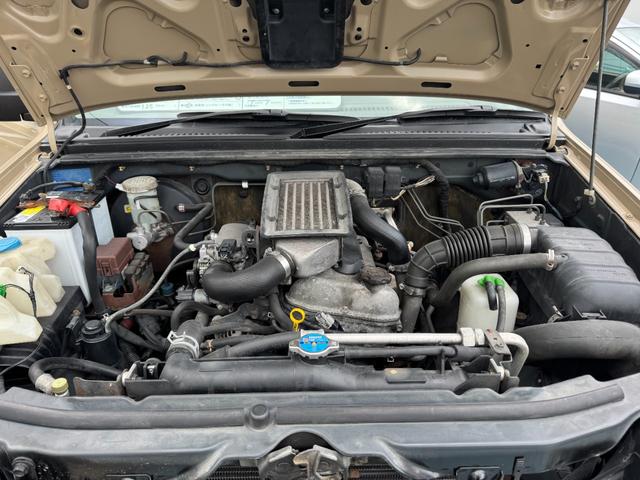 ジムニー ＫＡＮＳＡＩ　４ＷＤ　ターボ　ＡＴ４速　カスタムリペイント車　純正アルミホイール　ＴＯＹＯオープンカントリータイヤ　ホワイトレタータイヤ　ルーフキャリア　革調シートカバー　キーレスエントリー（10枚目）