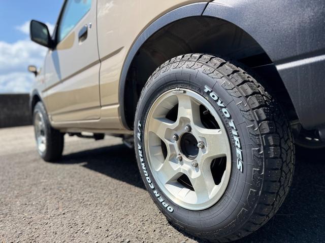 ジムニー ＫＡＮＳＡＩ　４ＷＤ　ターボ　ＡＴ４速　カスタムリペイント車　純正アルミホイール　ＴＯＹＯオープンカントリータイヤ　ホワイトレタータイヤ　ルーフキャリア　革調シートカバー　キーレスエントリー（12枚目）