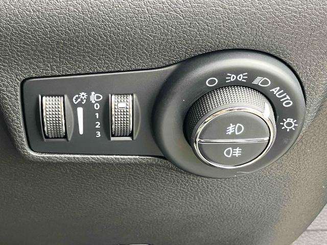 �I�[�g���C�g�𑕔����Ă�����̖͂��邳�����m���ăw�b�h���C�g�������œ_���E�������Ă���܂��B���ԂŃg���l���������h���C�u�Ȃǂł͑劈��ł��B