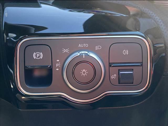 A200d AMGレザーエクスクルーシブパッケージ ターボ サンルーフ 衝突被害軽減ブレーキ 純正ナビ ETC 全方位カメラ フルセグTV DVD再生 CD再生 LEDライト オートライト レザーシート シートヒーター パワーシート スマートキー(12枚目)