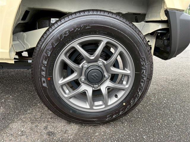 ジムニー ＸＣ　登録済未使用車・スズキセーフティＳ・４ＷＤ・ターボ車・車線逸脱警報・誤発信抑制・先行車発進・標識認識・ＬＥＤ／オートハイビーム・シートヒータ・純１６アルミ・フォグランプ・スマートキー＆プッシュスター（21枚目）