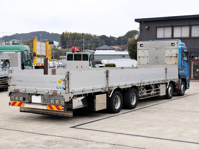 クオン 　２５ｔ　平ボデー　４軸低床　総輪エアサス　７方開　ＡＴ車　ＱＫＧ－ＣＧ５ＺＥ（2枚目）