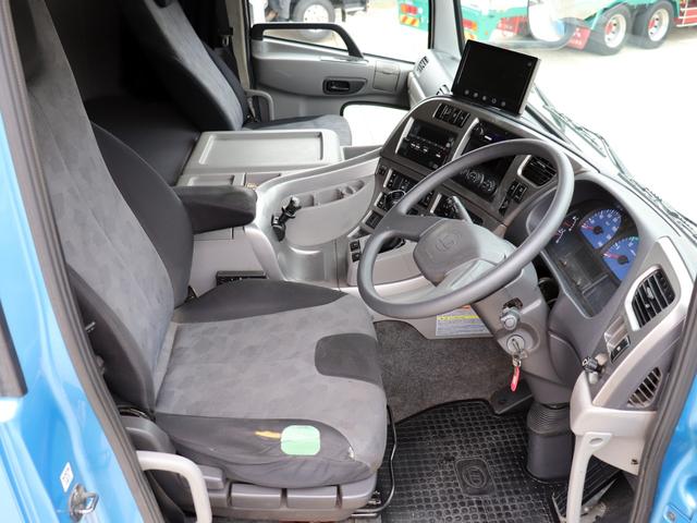 クオン 　２５ｔ　平ボデー　４軸低床　総輪エアサス　７方開　ＡＴ車　ＱＫＧ－ＣＧ５ＺＥ（4枚目）