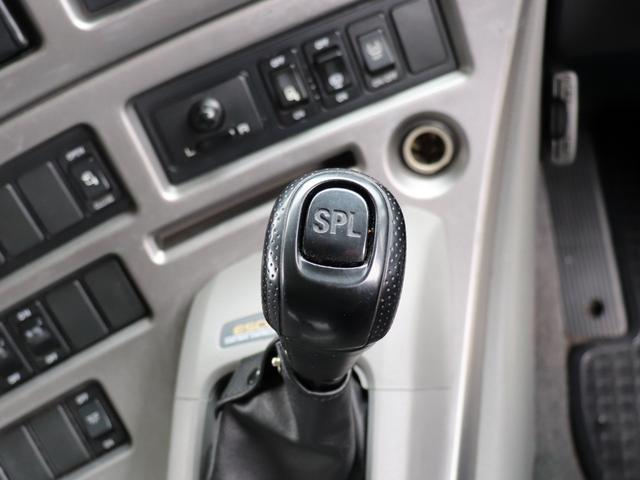 クオン 　２５ｔ　平ボデー　４軸低床　総輪エアサス　７方開　ＡＴ車　ＱＫＧ－ＣＧ５ＺＥ（6枚目）