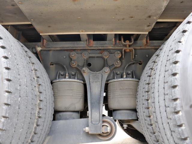 クオン 　２５ｔ　平ボデー　４軸低床　総輪エアサス　７方開　ＡＴ車　ＱＫＧ－ＣＧ５ＺＥ（29枚目）