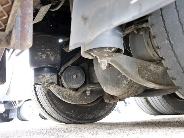 クオン 　２５ｔ　平ボデー　４軸低床　総輪エアサス　７方開　ＡＴ車　ＱＫＧ－ＣＧ５ＺＥ（32枚目）