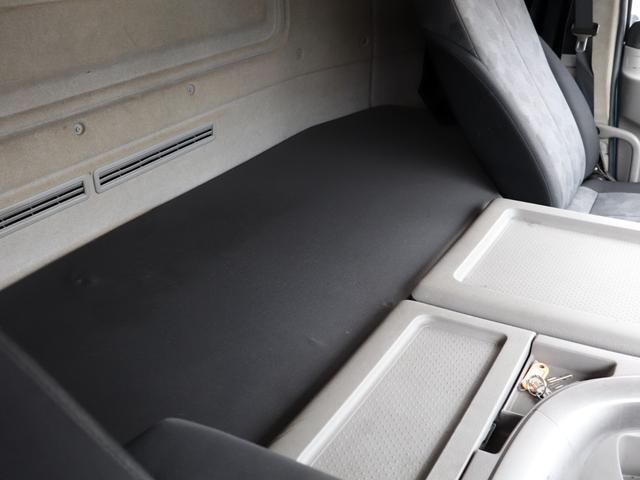クオン 　２５ｔ　平ボデー　４軸低床　総輪エアサス　７方開　ＡＴ車　ＱＫＧ－ＣＧ５ＺＥ（53枚目）