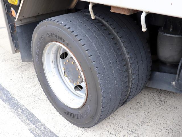 クオン 　２５ｔ　平ボデー　４軸低床　総輪エアサス　７方開　ＡＴ車　ＱＫＧ－ＣＧ５ＺＥ（62枚目）