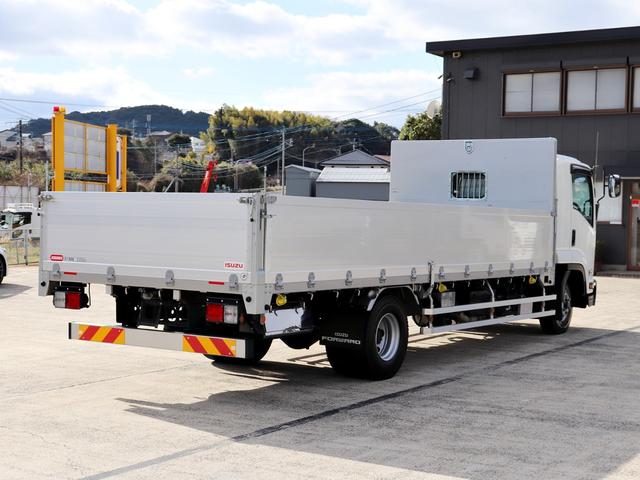 フォワード 　４ｔ　平ボデー　ワイド　６２００　ベッド付　アルミブロック　ＡＴ車　２ＲＧ－ＦＲＲ９０Ｓ２（2枚目）