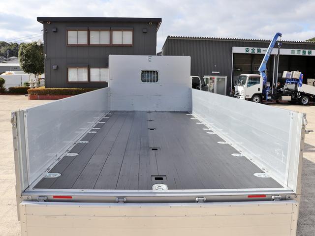 フォワード 　４ｔ　平ボデー　ワイド　６２００　ベッド付　アルミブロック　ＡＴ車　２ＲＧ－ＦＲＲ９０Ｓ２（8枚目）