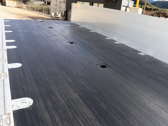 フォワード 　４ｔ　平ボデー　ワイド　６２００　ベッド付　アルミブロック　ＡＴ車　２ＲＧ－ＦＲＲ９０Ｓ２（12枚目）