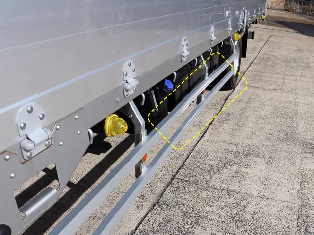 フォワード 　４ｔ　平ボデー　ワイド　６２００　ベッド付　アルミブロック　ＡＴ車　２ＲＧ－ＦＲＲ９０Ｓ２（17枚目）