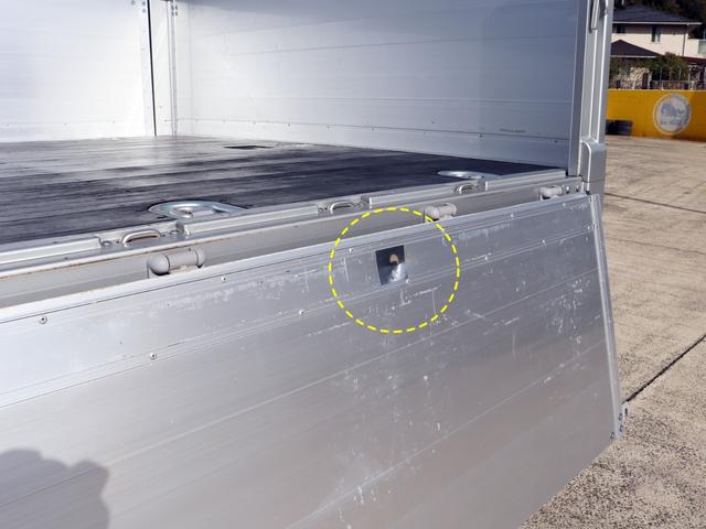 フォワード 　４ｔ　平ボデー　ワイド　６２００　ベッド付　アルミブロック　ＡＴ車　２ＲＧ－ＦＲＲ９０Ｓ２（19枚目）