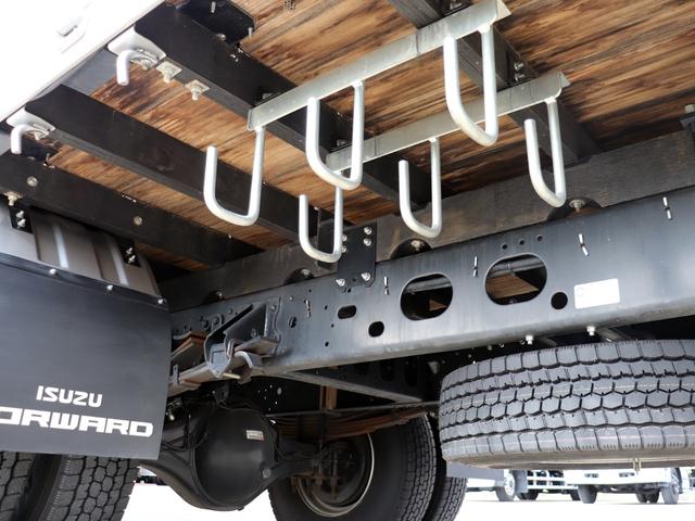 フォワード 　４ｔ　平ボデー　ワイド　６２００　ベッド付　アルミブロック　ＡＴ車　２ＲＧ－ＦＲＲ９０Ｓ２（23枚目）