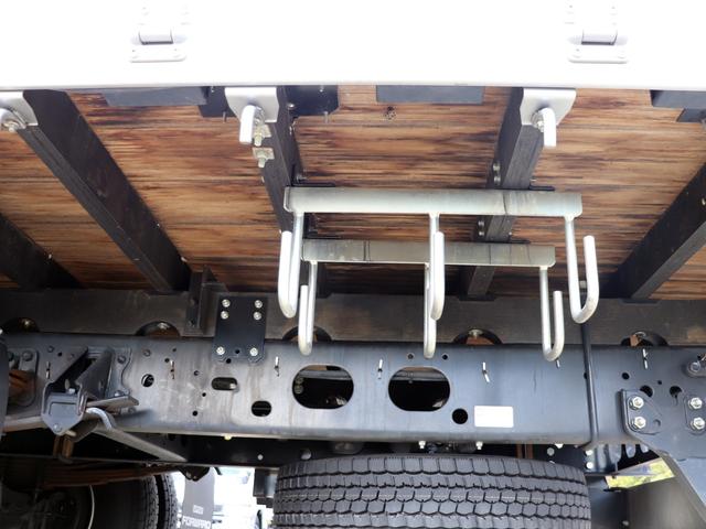 フォワード 　４ｔ　平ボデー　ワイド　６２００　ベッド付　アルミブロック　ＡＴ車　２ＲＧ－ＦＲＲ９０Ｓ２（24枚目）