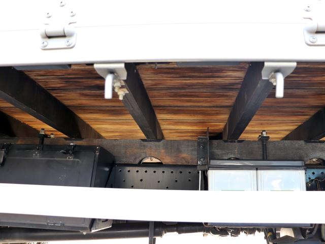 フォワード 　４ｔ　平ボデー　ワイド　６２００　ベッド付　アルミブロック　ＡＴ車　２ＲＧ－ＦＲＲ９０Ｓ２（26枚目）