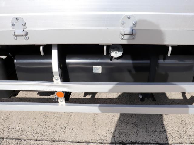 フォワード 　４ｔ　平ボデー　ワイド　６２００　ベッド付　アルミブロック　ＡＴ車　２ＲＧ－ＦＲＲ９０Ｓ２（31枚目）