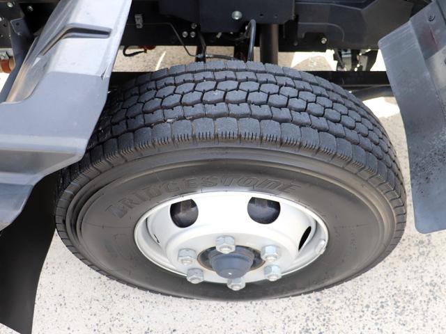 フォワード 　４ｔ　平ボデー　ワイド　６２００　ベッド付　アルミブロック　ＡＴ車　２ＲＧ－ＦＲＲ９０Ｓ２（48枚目）