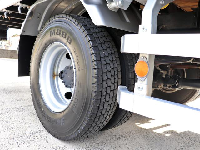 フォワード 　４ｔ　平ボデー　ワイド　６２００　ベッド付　アルミブロック　ＡＴ車　２ＲＧ－ＦＲＲ９０Ｓ２（49枚目）