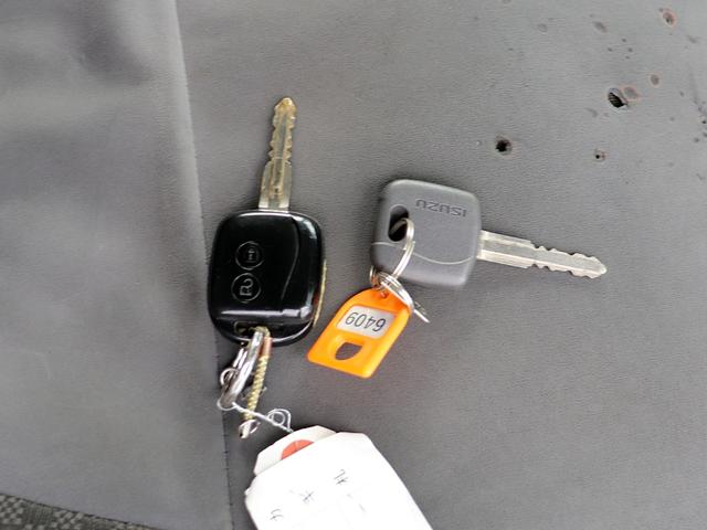 フォワード 　４ｔ　平ボデー　ワイド　６２００　ベッド付　後輪エアサス　２ＲＧ－ＦＲＲ９０Ｔ２（7枚目）