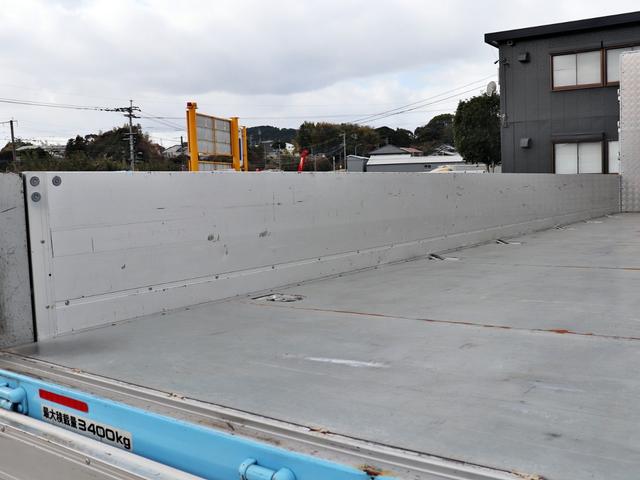 フォワード 　４ｔ　平ボデー　ワイド　６２００　ベッド付　後輪エアサス　２ＲＧ－ＦＲＲ９０Ｔ２（13枚目）