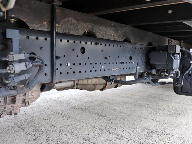 フォワード 　４ｔ　平ボデー　ワイド　６２００　ベッド付　後輪エアサス　２ＲＧ－ＦＲＲ９０Ｔ２（16枚目）