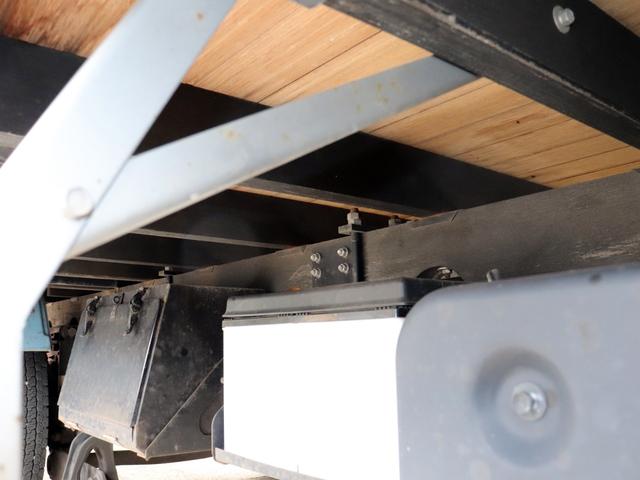 フォワード 　４ｔ　平ボデー　ワイド　６２００　ベッド付　後輪エアサス　２ＲＧ－ＦＲＲ９０Ｔ２（23枚目）