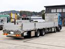 クオン 　２５ｔ　平ボデー　４軸低床　総輪エアサス　７方開　ＡＴ車　ＱＫＧ－ＣＧ５ＺＥ（2枚目）