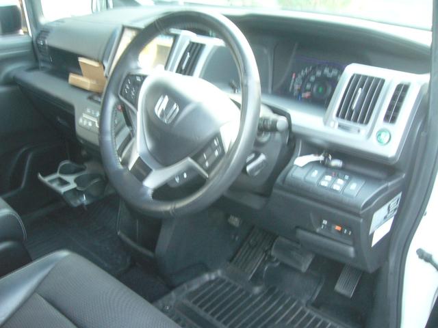 ステップワゴンスパーダ Ｚ　クールスピリット　両側パワースライドドア　ＥＴＣ　純正ナビＢｌｕｅｔｏｏｔｈ付き　フルセグ　リヤモニター　バックカメラ　ＥＴＣ（14枚目）