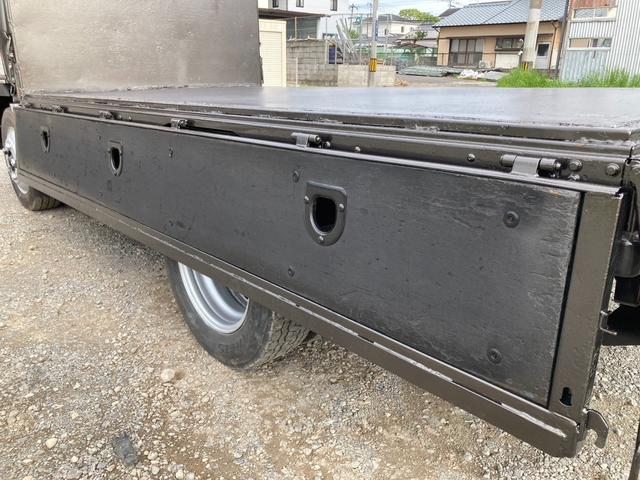 エルフトラック フルフラットロー　１０尺平ボディ　全塗装済み　メッキパーツ　５ＭＴ　鉄板張り（21枚目）