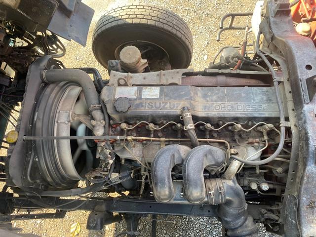 フォワード 　回送車　ユニック３段クレーン　メッキパーツ　ベッド付　２６５０ｋｇ積載（4枚目）