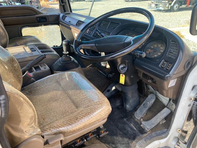 フォワード 　回送車　ユニック３段クレーン　メッキパーツ　ベッド付　２６５０ｋｇ積載（5枚目）