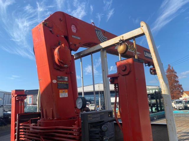 フォワード 　回送車　ユニック３段クレーン　メッキパーツ　ベッド付　２６５０ｋｇ積載（6枚目）