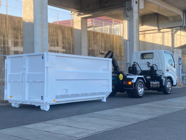 デュトロ ロング全低床　新明和製アームロール　ツインホイスト　新品コンテナ箱　メッキパーツ　ホイールカバー　外装仕上済　総重量５ｔ未満対応（2枚目）