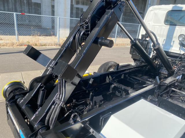 デュトロ ロング全低床　新明和製アームロール　ツインホイスト　新品コンテナ箱　メッキパーツ　ホイールカバー　外装仕上済　総重量５ｔ未満対応（47枚目）