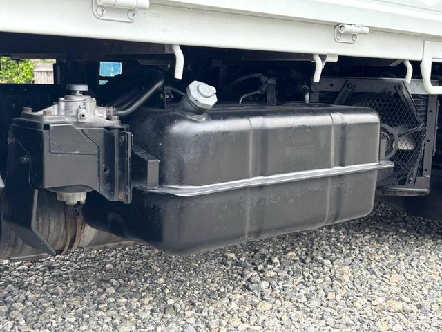 キャンターガッツ ロング全低床ＤＸ　４ＷＤ　３．０ディーゼルターボ　１０尺平ボディ　オートマ　メッキパーツ　外装仕上げ済み　ＥＴＣ（35枚目）