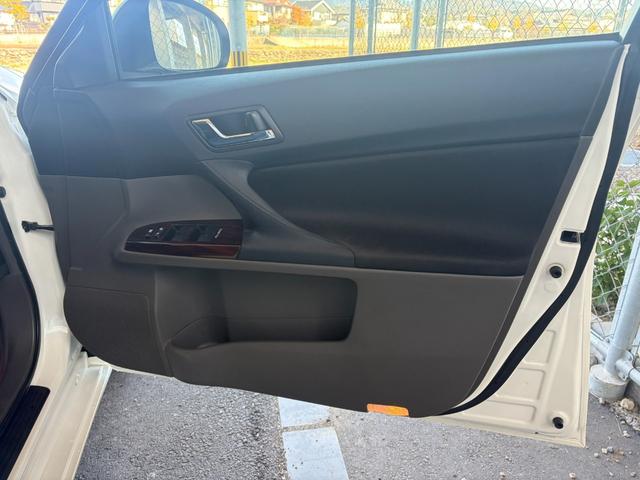 マークＸ ２５０Ｇ　リラックスセレクション・ブラックリミテッド　純正ナビ　バックカメラ　社外アルミ　スマートキー　ＥＴＣ　パワーシート（15枚目）