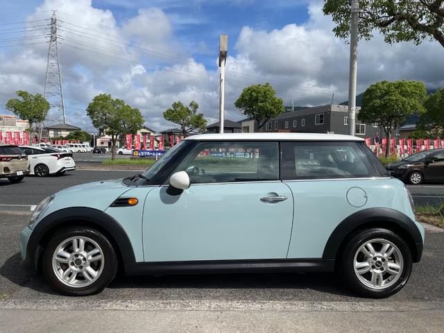ＭＩＮＩ クーパー　正規ディラー車　後期型　禁煙車　走行５万Ｋｍ　社外ナビ＆地デジＴＶ　Ｂｌｕｅｔｏｏｔｈ　ＤＶＤ　ＥＴＣ　センターメーター　プッシュスタート　ＭＴモード　純正１５アルミ　ＯＰメッキパーツ　横滑り防止装置（4枚目）