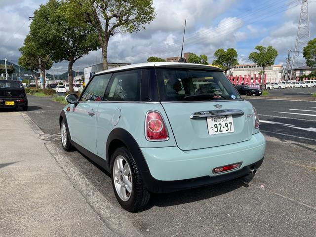 ＭＩＮＩ クーパー　正規ディラー車　後期型　禁煙車　走行５万Ｋｍ　社外ナビ＆地デジＴＶ　Ｂｌｕｅｔｏｏｔｈ　ＤＶＤ　ＥＴＣ　センターメーター　プッシュスタート　ＭＴモード　純正１５アルミ　ＯＰメッキパーツ　横滑り防止装置（6枚目）