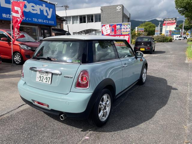 ＭＩＮＩ クーパー　正規ディラー車　後期型　禁煙車　走行５万Ｋｍ　社外ナビ＆地デジＴＶ　Ｂｌｕｅｔｏｏｔｈ　ＤＶＤ　ＥＴＣ　センターメーター　プッシュスタート　ＭＴモード　純正１５アルミ　ＯＰメッキパーツ　横滑り防止装置（7枚目）