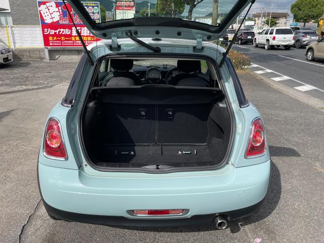 ＭＩＮＩ クーパー　正規ディラー車　後期型　禁煙車　走行５万Ｋｍ　社外ナビ＆地デジＴＶ　Ｂｌｕｅｔｏｏｔｈ　ＤＶＤ　ＥＴＣ　センターメーター　プッシュスタート　ＭＴモード　純正１５アルミ　ＯＰメッキパーツ　横滑り防止装置（9枚目）