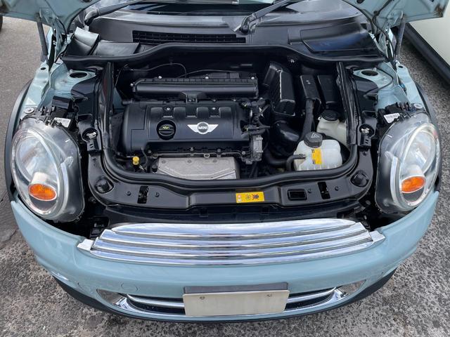 ＭＩＮＩ クーパー　正規ディラー車　後期型　禁煙車　走行５万Ｋｍ　社外ナビ＆地デジＴＶ　Ｂｌｕｅｔｏｏｔｈ　ＤＶＤ　ＥＴＣ　センターメーター　プッシュスタート　ＭＴモード　純正１５アルミ　ＯＰメッキパーツ　横滑り防止装置（10枚目）