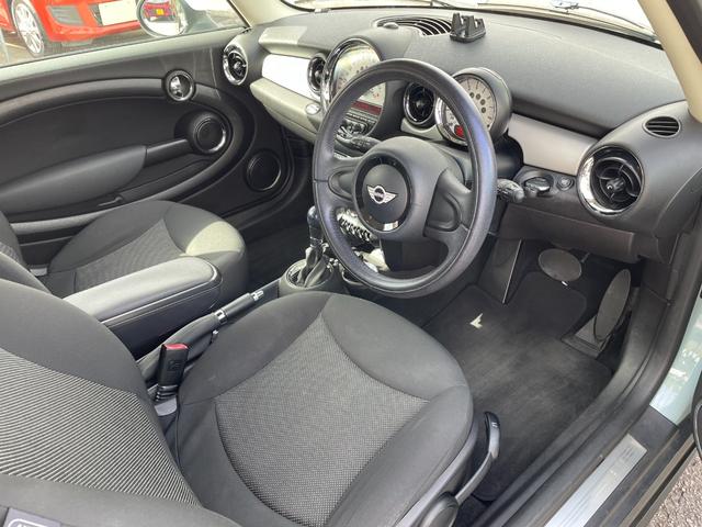ＭＩＮＩ クーパー　正規ディラー車　後期型　禁煙車　走行５万Ｋｍ　社外ナビ＆地デジＴＶ　Ｂｌｕｅｔｏｏｔｈ　ＤＶＤ　ＥＴＣ　センターメーター　プッシュスタート　ＭＴモード　純正１５アルミ　ＯＰメッキパーツ　横滑り防止装置（12枚目）