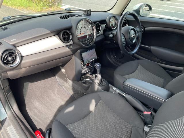 ＭＩＮＩ クーパー　正規ディラー車　後期型　禁煙車　走行５万Ｋｍ　社外ナビ＆地デジＴＶ　Ｂｌｕｅｔｏｏｔｈ　ＤＶＤ　ＥＴＣ　センターメーター　プッシュスタート　ＭＴモード　純正１５アルミ　ＯＰメッキパーツ　横滑り防止装置（15枚目）