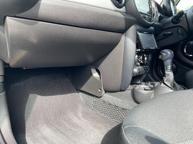ＭＩＮＩ クーパー　正規ディラー車　後期型　禁煙車　走行５万Ｋｍ　社外ナビ＆地デジＴＶ　Ｂｌｕｅｔｏｏｔｈ　ＤＶＤ　ＥＴＣ　センターメーター　プッシュスタート　ＭＴモード　純正１５アルミ　ＯＰメッキパーツ　横滑り防止装置（17枚目）