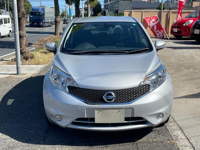 ノート Ｘ　ＤＩＧ－Ｓ　後期モデル　禁煙車　走行３万Ｋｍ台　純正ナビ＆地デジＴＶ　Ｂｌｕｅｔｏｏｔｈ　ＤＶＤ　ＥＴＣ　衝突被害軽減システム　スマートキー　プッシュスタート　ＯＰフルオートエアコン　アイドルストップ機能（3枚目）