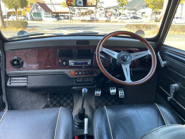 MINI 1.3 正規ディラー車 4速マニュアル 走行3.2万Km ハイロウキッド クイックシフト ウッドパネル オーバーフェンダー フェンダーミラー オーバーライダー ナルディステアリング センターマフラー(10枚目)
