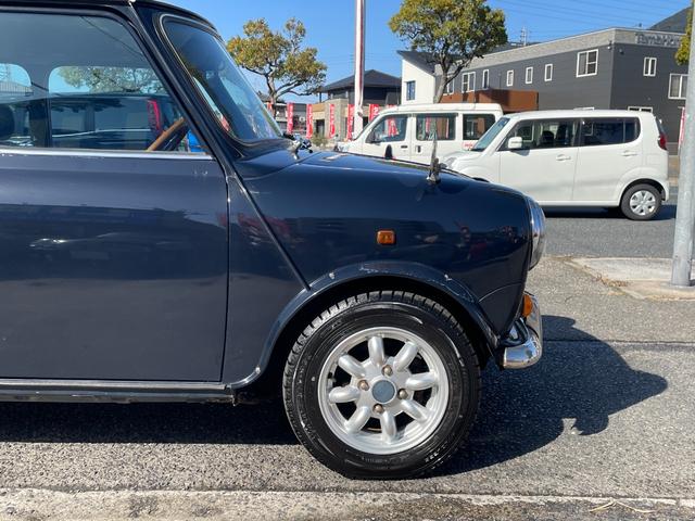 MINI 1.3 正規ディラー車 4速マニュアル 走行3.2万Km ハイロウキッド クイックシフト ウッドパネル オーバーフェンダー フェンダーミラー オーバーライダー ナルディステアリング センターマフラー(23枚目)