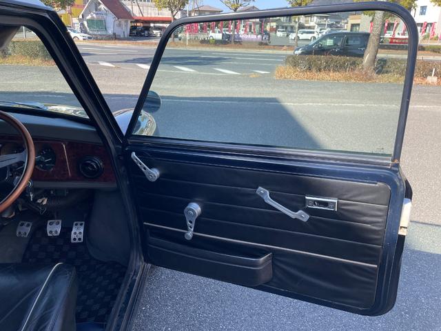 MINI 1.3 正規ディラー車 4速マニュアル 走行3.2万Km ハイロウキッド クイックシフト ウッドパネル オーバーフェンダー フェンダーミラー オーバーライダー ナルディステアリング センターマフラー(26枚目)