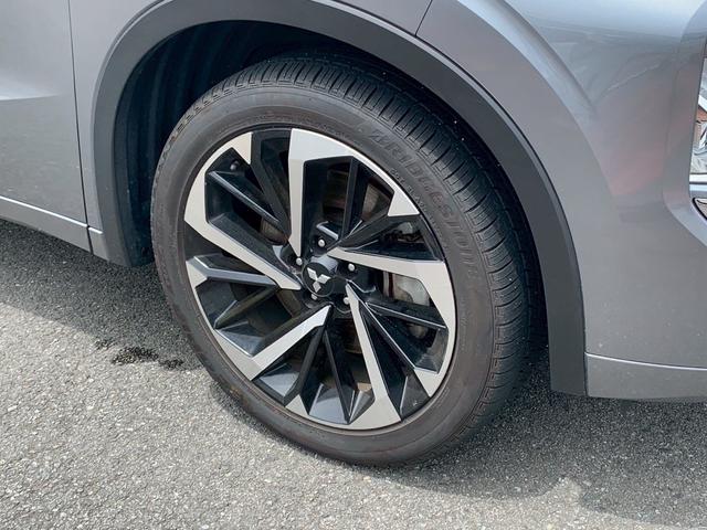 アウトランダーＰＨＥＶ Ｐ　／プラグインハイブリッド／４ＷＤ／７人乗り／衝突被害軽減ブレーキ／サンルーフ／電動リアゲート／メモリーナビ／フルセグＴＶ／全周囲カメラ／ＥＴＣ車載器／パワーシート／シートヒーター／前後ドラレコ（10枚目）